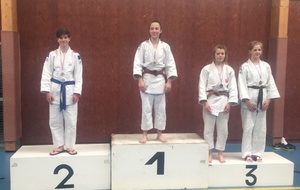 Lisa sur la 2e marche du podium des cadettes -57kg